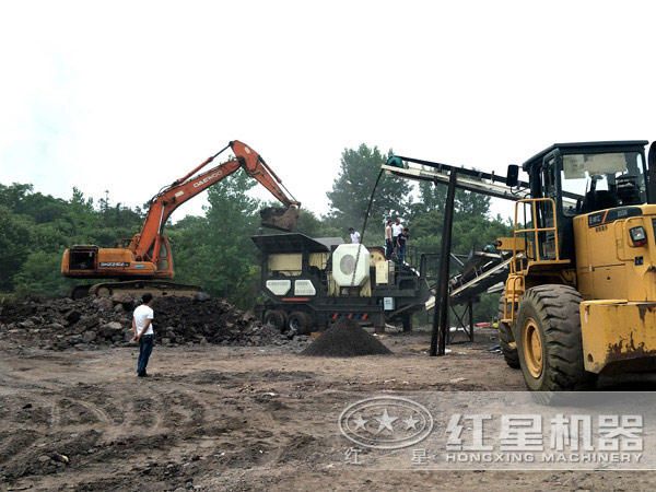 輪胎移動(dòng)顎式破碎機(jī)作業(yè)現(xiàn)場(chǎng)